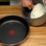 Zuerst wird der Reis für die Onigiri zubereitet: Er wird mit etwas weniger Wasser als üblich gekocht.
