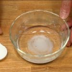Añade la sal al bol de agua y ponlo en el microondas durante unos 30 segundos. Remueve para disolver la sal completamente, consiguiendo un agua un 10% salada. 