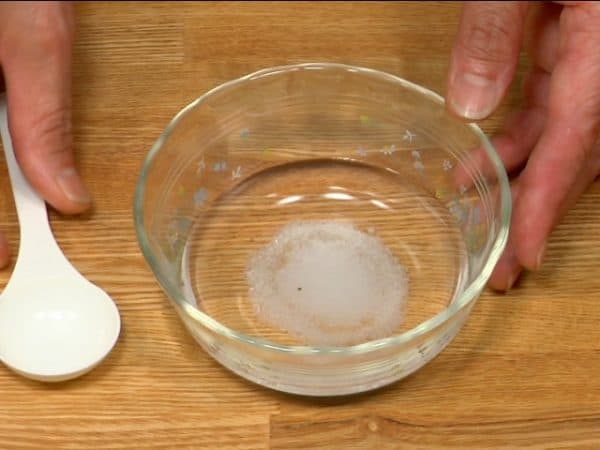 Tambahkan garam ke dalam mangkuk air dan panaskan dengan microwave selama sekitar 30 detik. Aduk sampai garam larut sempurna, sehingga menjadi air garam 10%.