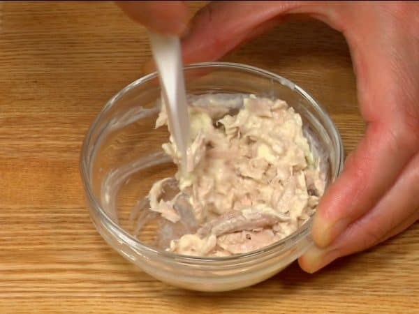 Campurkan tuna kalengan, mayones dan wasabi, untuk membuat tuna mayo.