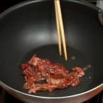 让我们炒一下排骨肉。 将肉放入平底锅中。