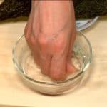 Hagamos el onigiri de salmón. Humedece tus manos con el agua con sal para que el arroz no se pegue. 