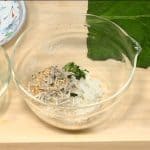Für das Hiroshimana-Onigiri eine Portion Reis mit dem geschnittenen Stiel des Hiroshimana-Kohls, den getrockneten Chirimenjako Baby-Sardinen und den gerösteten weissen Sesam-Samen mischen.