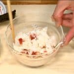 うめおかかのおにぎりを作ります。器に1個分のご飯を取り梅おかかを混ぜます。
