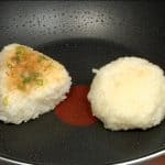 Jetzt werden sie grilliert als Yaki-Onigiri! Wenig Sesamöl in eine heisse Bratpfanne geben. Das Negi-Miso-Onigiri und das Sojasaucen-Onigiri hineinlegen.