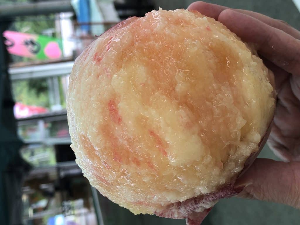 This large peach Asama Hakuto (浅間白桃) harvested in Yamanashi is very sweet and juicy.