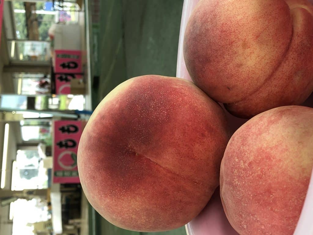 This large peach Asama Hakuto (浅間白桃) harvested in Yamanashi is very sweet and juicy.