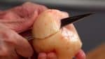 皮をむいた桃を一口サイズに切ります。