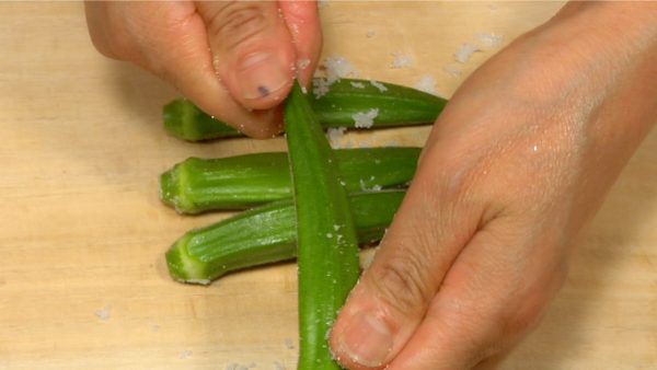 Frottez les okras avec du sel pour retirer les poils. 