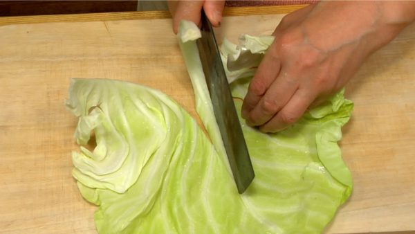 Retirez la tige de la feuille de chou. Coupez la feuille de chou en morceaux de 8cm (3.1 inch).
