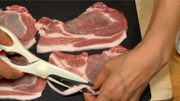 Chúng tôi sẽ chuẩn bị các lát thịt lợn (heo). Cắt bỏ mỡ thừa từ các lát thịt thăn lợn (heo) bằng kéo nhà bếp.