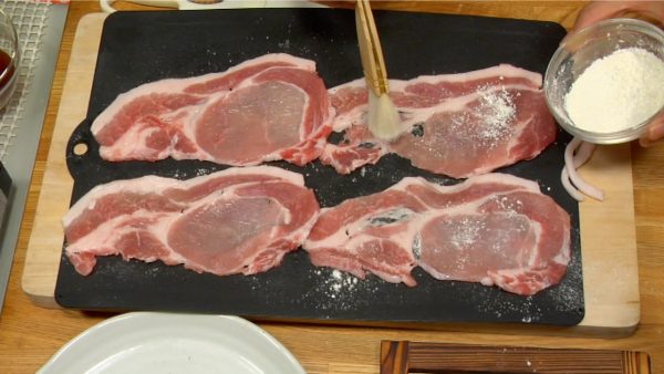 Retournez les tranches de porc. Comme avant, saupoudrez l'autre côté de farine. Ce saupoudrage va conserver les jus et le goût dans la viande et laisser le porc absorber facilement la sauce. 