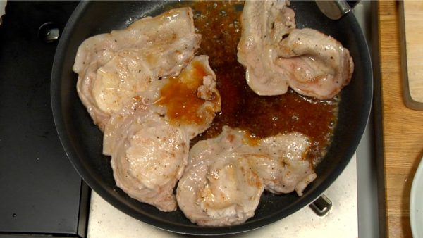 Quand l'autre côté du porc est bien doré, versez la sauce au gingembre directement dans la poêle pour faire s'évaporer l'alcool rapidement. 