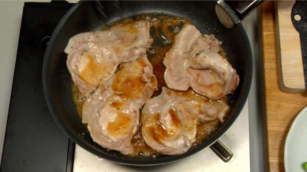 Secouez la poêle et recouvrez le porc avec la sauce au gingembre. Laissez mijoter jusqu'à ce que la sauce épaississe. 