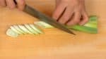 Cắt hành boa rô thành các miếng 1 cm (0,4 inch) bằng các đường cắt chéo.