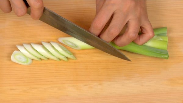 Cut the long green onion into 1 cm (0.4") pieces using diagonal cuts.