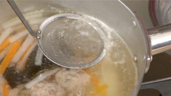 When it begins to boil again, reduce the heat and remove the foam with a mesh strainer. Simmer for 2 to 3 more minutes.