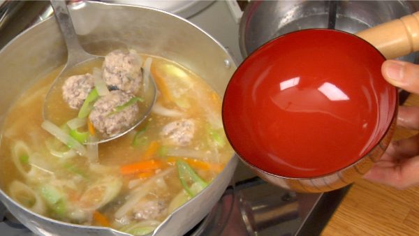 Ladle the tsumire balls, vegetables and broth into a bowl.