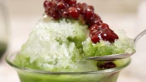 Recette de Uji Kintoki au lait (glace râpée japonaise avec thé vert et pâte de haricots sucrée / Matcha Kakigori)