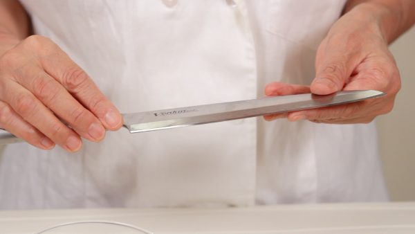 Nous allons râper un bloc de glace avec ce couteau usé pour faire du Kakigori. Cette méthode n'est pas recommandée pour les jeunes enfants. Si vous n'êtes pas sûr de vos compétences avec un couteau, n'essayez pas cette méthode et utilisez s'il vous plaît une machine à glace râpée.