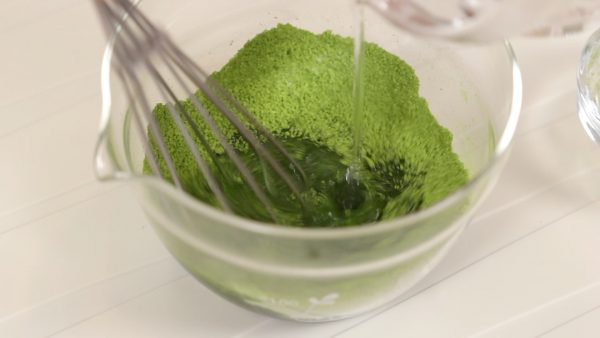 First, let’s make the syrup. Combine the sugar and matcha green tea powder. And stir to mix. Then, pour in the hot water and dissolve the sugar completely.