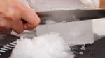 Tournez la glace au fur et à mesure pour que vous puissiez facilement râper la glace. Attention à ne pas vous couper. 