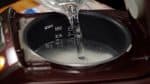 Versez l'eau jusqu'à ce qu'elle atteigne la marque pour 3 tasses. Veillez à utiliser la tasse à mesurer le riz qui va avec le cuiseur à riz. 