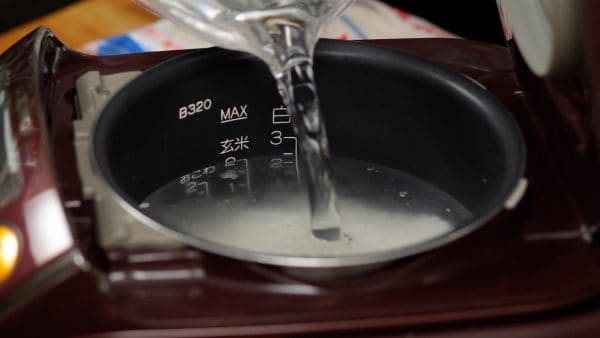お米1合に対し3合の目盛りまで水を入れます。お米は炊飯器についてくるカップで量ってください。