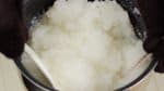 Maintenant, le riz est à 60°C (140°F). Le thermomètre en verre est fragile donc attention à ne pas le casser. 