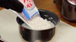 Adicione o koji amassado à vasilha de arroz.