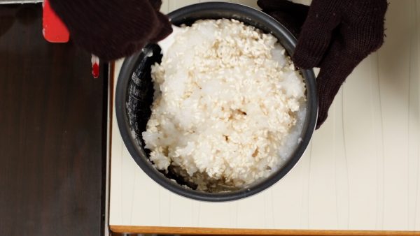 Mix the rice and koji thoroughly. By the way, koji is an essential ingredient to make miso, soy sauce, sake and mirin and it has had a tremendous effect on Japanese food culture over centuries.