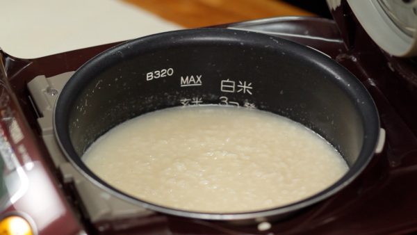 Now, the mixture has been kept warm for 8 hours. I can smell the sweet lovely scent of the amazake! Remove the inner bowl.