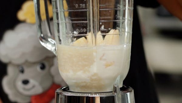 And now, let's make the smoothie using the amazake. Be sure to chill all the ingredients beforehand. In a blender, combine the banana, milk and amazake.