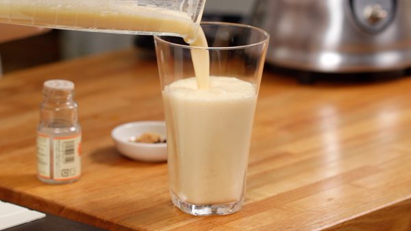 Pour the banana milk seki into a glass.