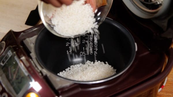 洗った米を炊飯器に入れます。