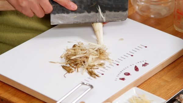 Then, shave the gobo with a knife while gradually rotating it. This cutting method, known as Sasagaki will help to make the firm gobo root easier  to eat.