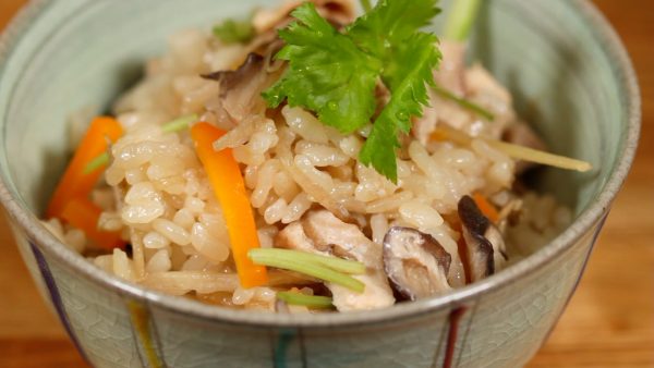 Place the takikomi gohan into a rice bowl. Finally, top with the chopped mitsuba parsley.