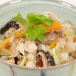 Recette de Takikomi Gohan avec du poulet et des champignons (du riz aux légumes facile cuit au cuiseur à riz)