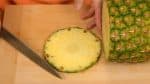 Potong nanas menjadi irisan yang tipis kira" ketebalannya 5 mm (0.2") untuk digunakan sebagai hiasan nantinya.