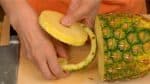 Potong nanas menjadi irisan dengan ketebalannya kira" 1.5 cm (0.6") dan singkirkan bagian tengah dan kulitnya.