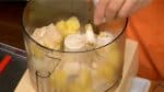 Ajoutez le sucre, le jus de citron et la crème fleurette et fermez le couvercle. 