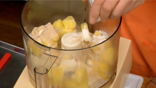 砂糖、レモン汁、生クリームを加え蓋をします。