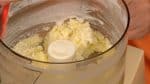 Cuando la mezcla esté licuada, apáguelo y retire la tapa. Raspe el helado del costado del tazón y júntelo en el centro. Esto ayudará a reducir los grumos en el helado.
