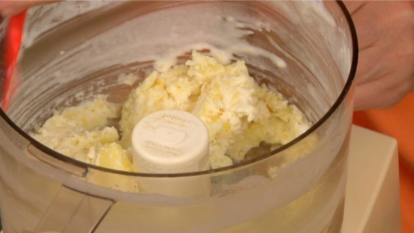 Khi hỗn hợp đã được xay nhuyễn, tắt nó và bỏ nắp ra. Cạo bỏ kem từ cạnh của bát chế biến và nhóm nó vào trung tâm. Điều này giúp giảm số cục bị đông lại trong kem.