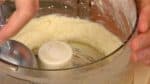 Lancez le mixeur à nouveau et mixez jusqu'à ce que ça soit complètement lisse. Formez une boule de glace avec une cuillère et placez-la dans un bol à dessert froid. 