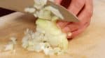 まず野菜を切りましょう。たまねぎは繊維にそって切り込みをいれ、さらに直角に切り込みを入れます。粗みじんに切ります。