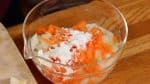 Ajoutez la farine ordinaire (T55) aux carottes et oignons et mélangez bien. Cela va aider à mélanger le poisson et les légumes. 