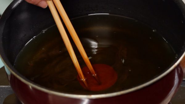 And now, let’s deep-fry the satsumaage. Heat the oil to about 160~170 °C (320~340 °F).