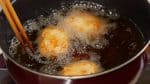 Faites frire les satsumaage pour un total de 4 à 5 minutes jusqu'à ce qu'ils soient bien dorés. 