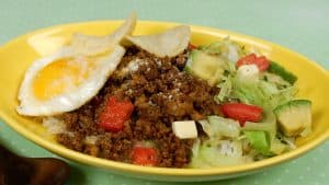 Lire la suite à propos de l’article Recette de Taco rice (garnitures à taco d’Okinawa servies sur du riz)